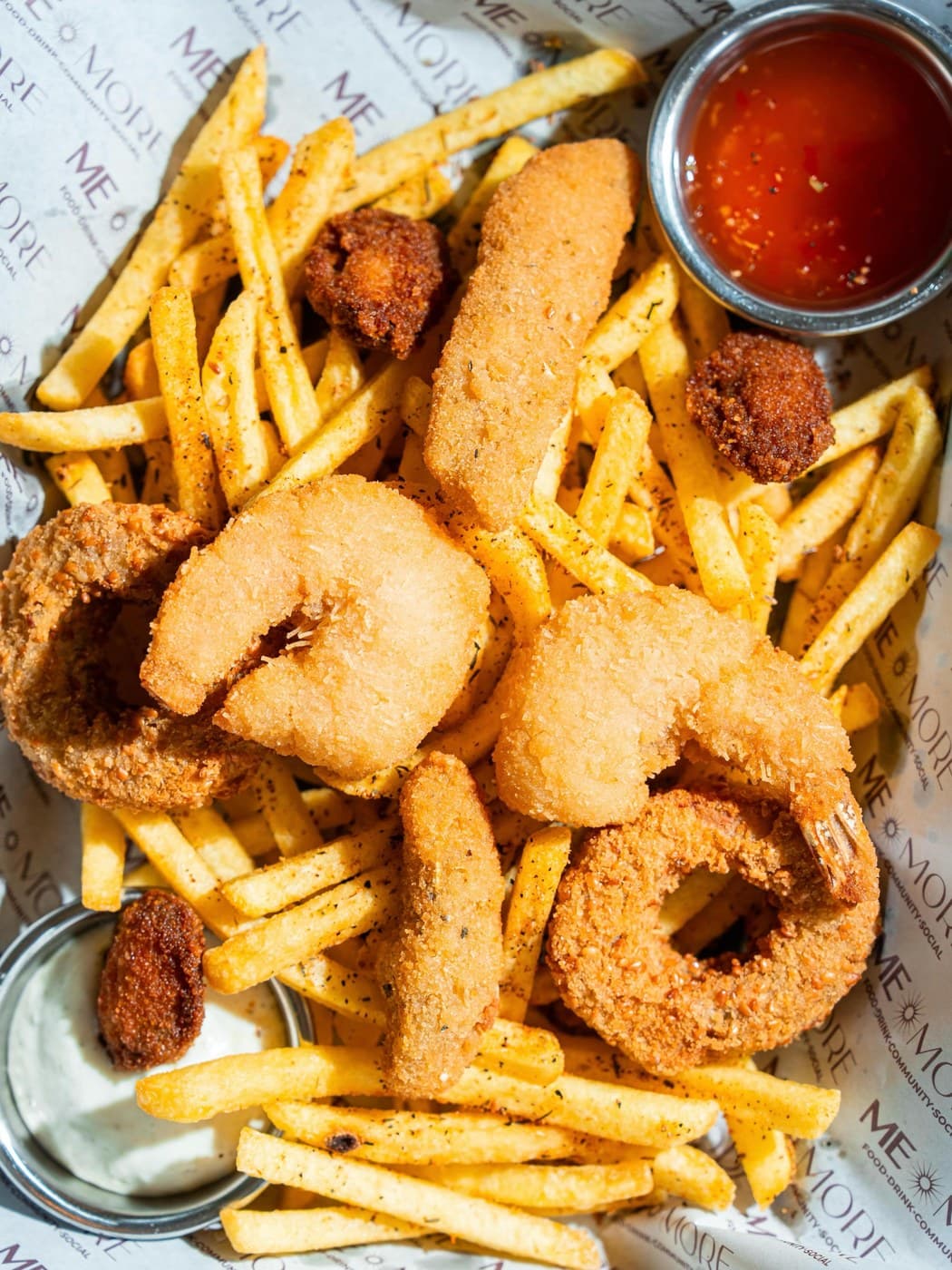 Çıtır tavuk, soğan halkası ve patates kızartması