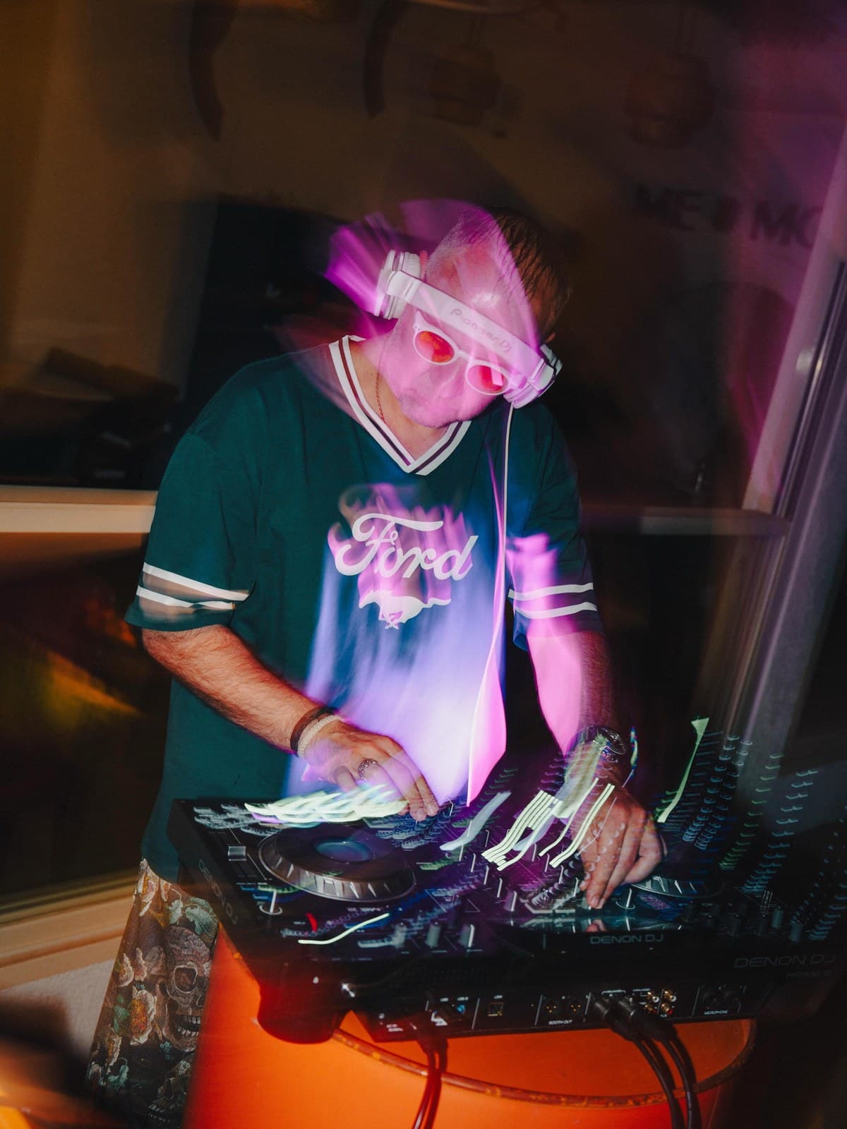 Gece etkinliğinde DJ