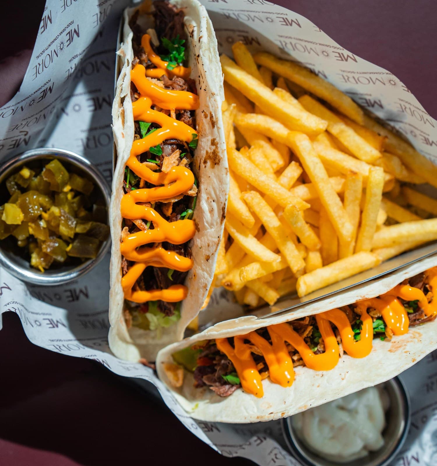 Kâğıt üzerinde taco ve patates kızartması