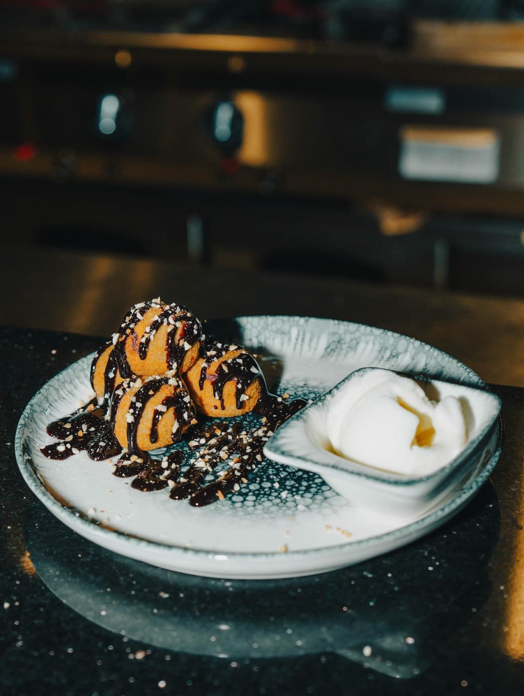Çikolata soslu profiterol